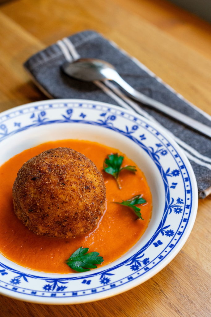 Un grand classique de la carte du soir, croustillant et fondant, élaboré avec les fromages savoureux des Monts du Lyonnais : l'arancini, cette grosse boule de riz frite terriblement gourmande